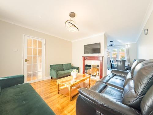 House - sleeps 7 private garden & parking