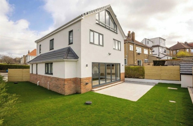 House - Sleeps 9 & Private Garden