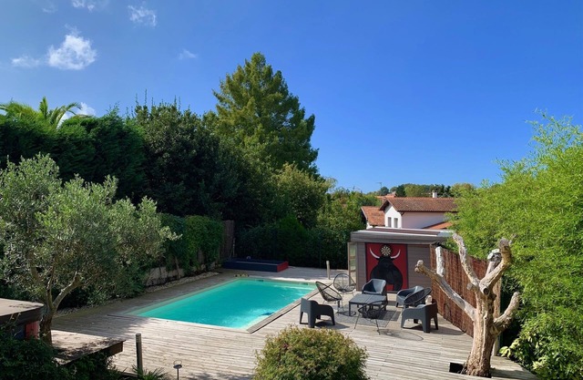 House swimming pool jacuzzi clim 10 persons 10mn from the beaches