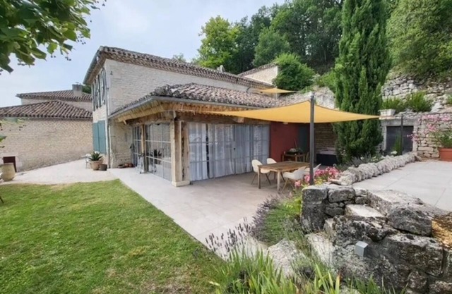 House with panoramic view, spacious rooms, swimming pool and quiet for 4 people