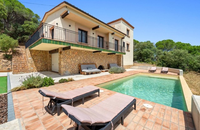 House with private pool 2km beach and center
