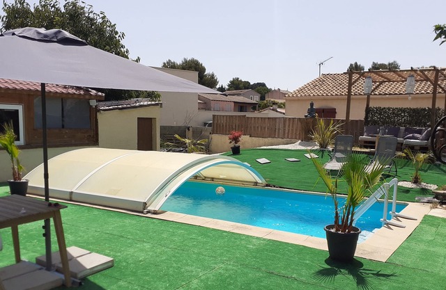 House with swimming pool and jacuzzi