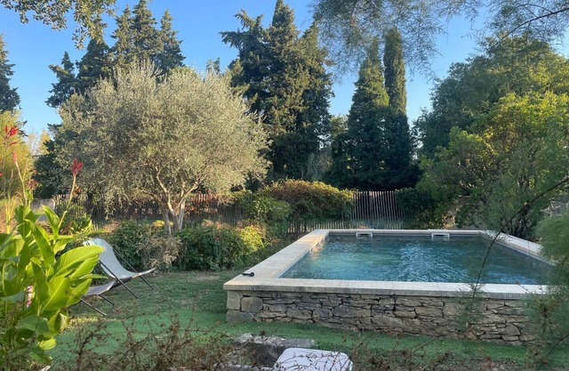 House with shady garden and pool 5mns from UZES