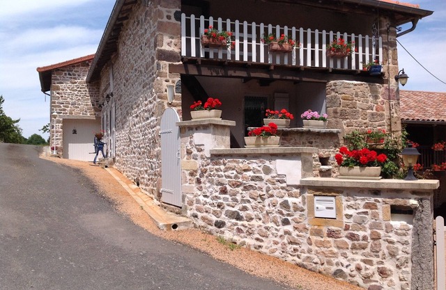 House with 3 independent rooms, located in a village 1.5 km from the village