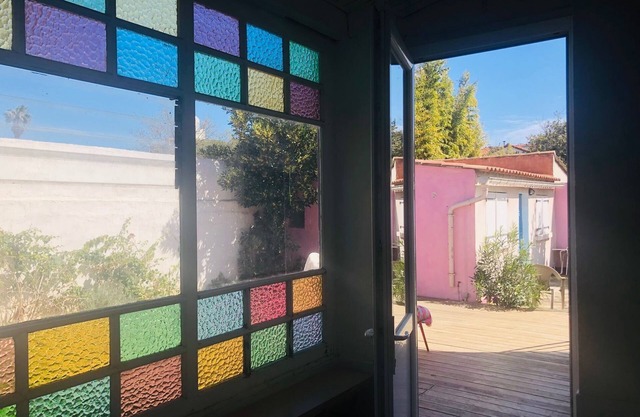 House with converted attic and studio, in wooded garden 200 m from the sea.