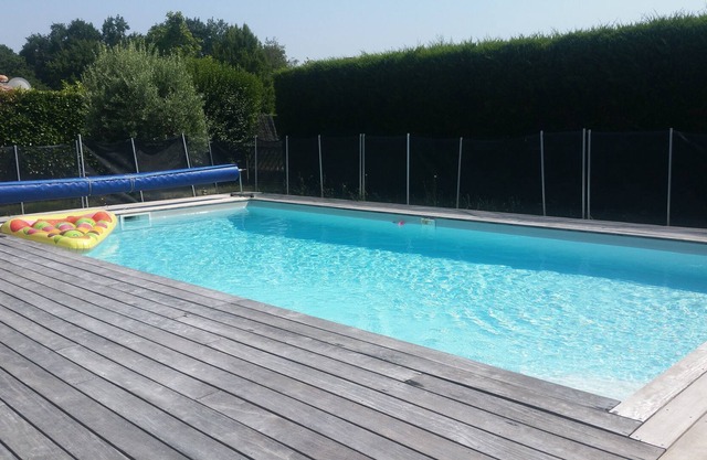 House with heated pool, 3 bedrooms; 20 km from Bordeaux