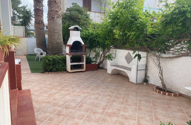 HOUSE WITH IDEAL GARDEN FOR FAMILIES AND GROUPS (NEAR THE SEA)