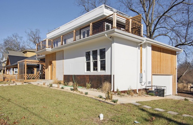 House with large decks, belt line restaurants very