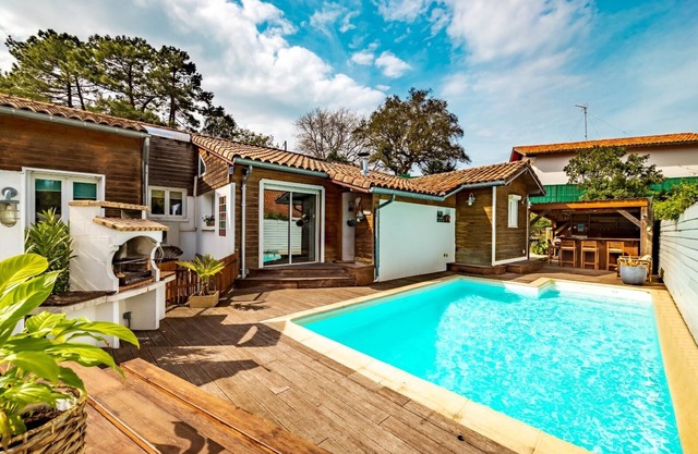 HOUSE WITH OUTDOOR BAR AND SWIMMING POOL IN THE HEART OF THE LANDES COUNTRYSIDE NEAR THE OCEAN