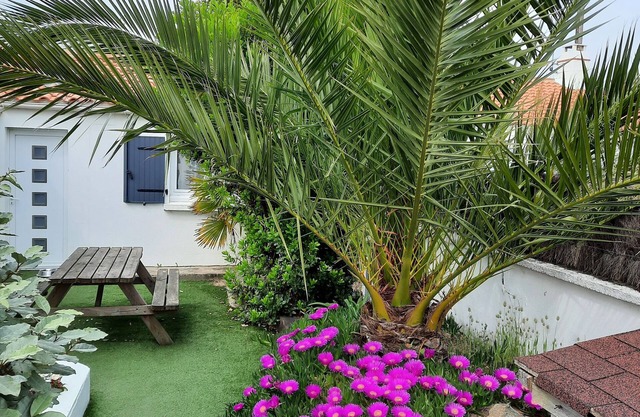 House with patio 5 minutes from the beach