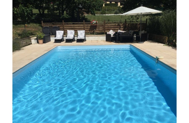 House with pool, summer house, sleeps 8 extensive gardens