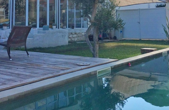 House with pool 5 minutes from downtown