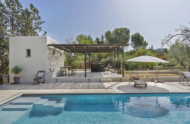 House with pool 5 min walk from the village
