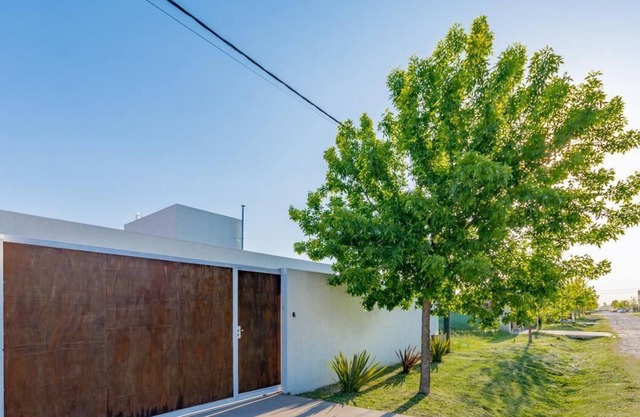 House with pool in Roldan
