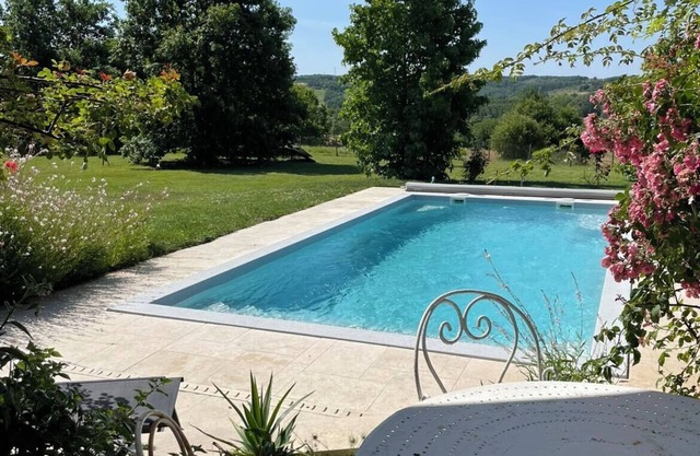 House with private pool surrounded by oak trees. IDEAL for sharing with family and friends