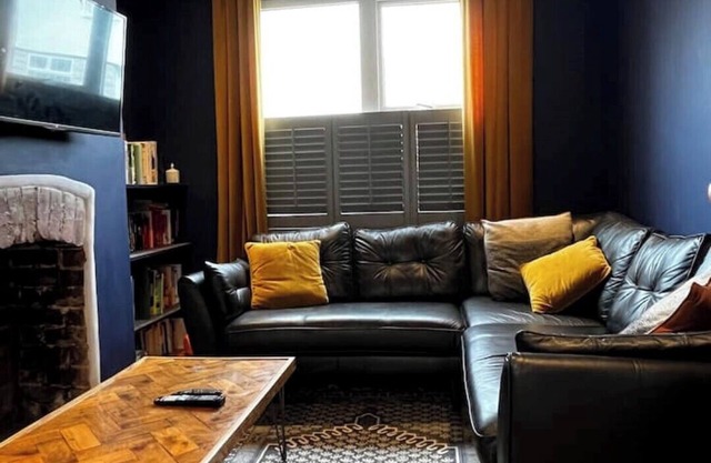 House With Private Garden Near The Stray