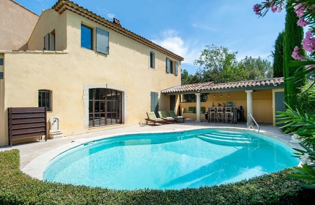 House with private heated pool and direct view of Golf de Pont Royal