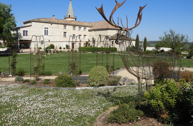 House With Private Pool And Grounds: 7 bedrooms, 5 bathrooms