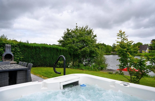 House with sauna, outdoor spa and pedal boat