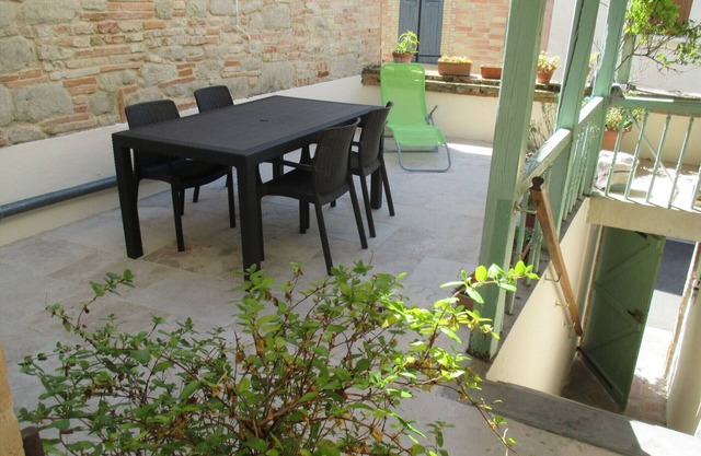 House with sunny terrace; 3 rooms .