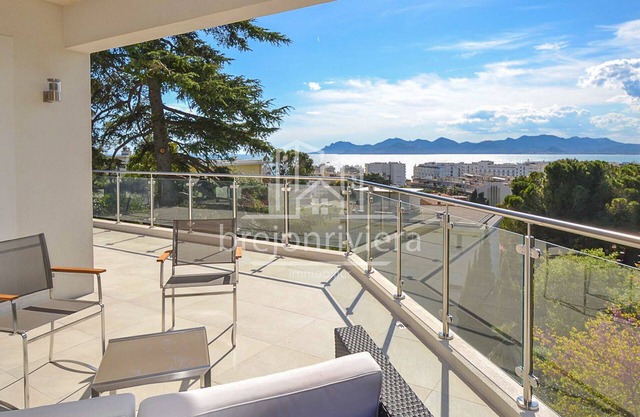 House with swimming pool and sea view in Cannes Californie.
