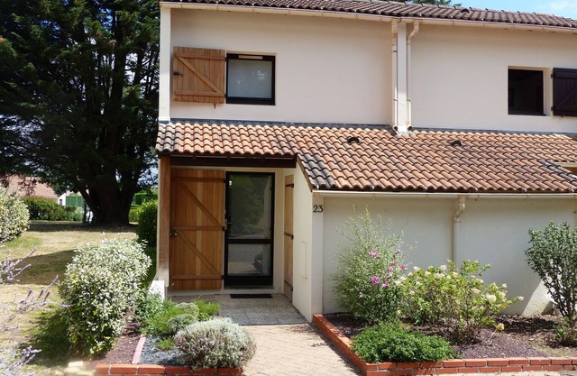 House with swimming pool and tennis court - 4 people