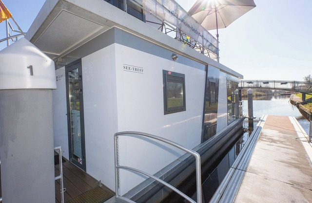 Houseboat 1 See-Treff. Firmly anchored and with a panoramic view.