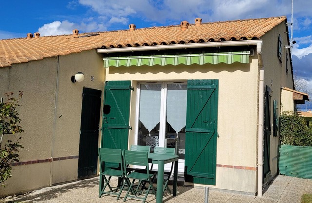 Housse between the Pornic golf course and the sea