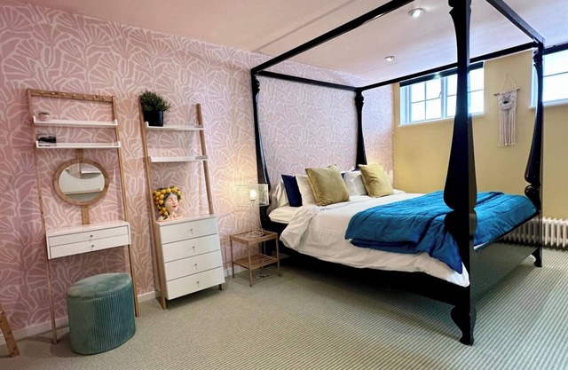 Hove Seaside Cottage, Sleeps 8, 2 Mins to Seafront