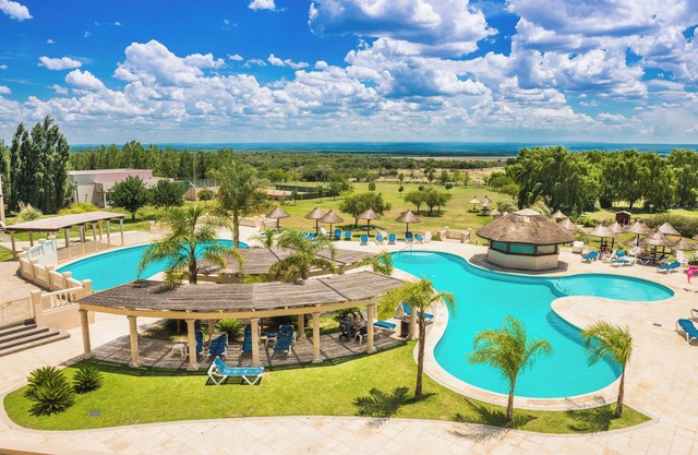 Howard Johnson Hotel & Convention Center by Wyndham, Merlo