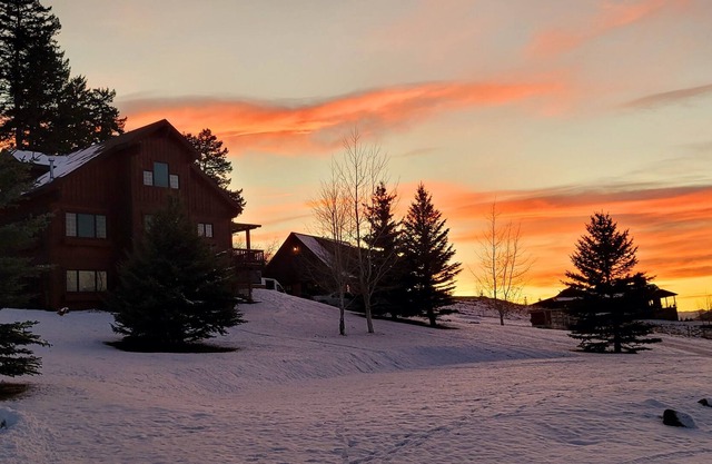 Huckleberry Retreat. Private, Cozy, Quiet with Beautiful Views!