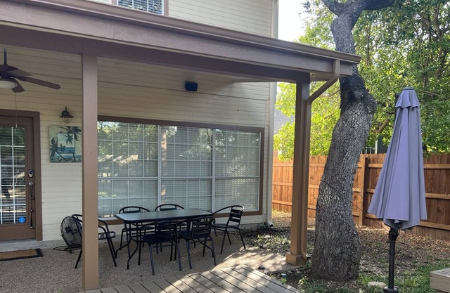 Huge 4 Bedroom House with Pool Table!