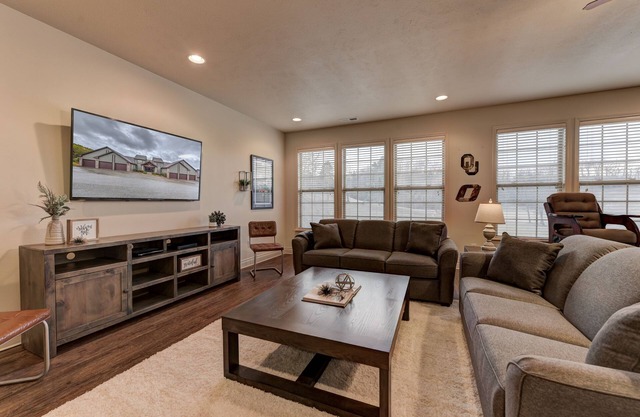 HUGE 4BR+Bunk Room - Game Room/Pool Table - Golf views - Close to SDC!