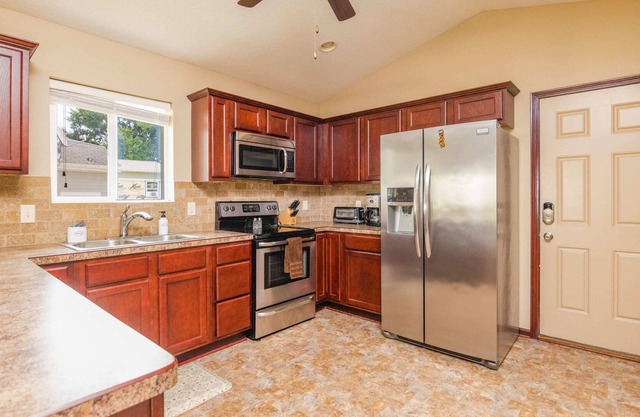 Huge 5 Bedroom Home with Deck & Garage