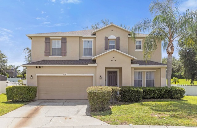 Huge 5-bedroom house, Heated Pool/Close to Parks