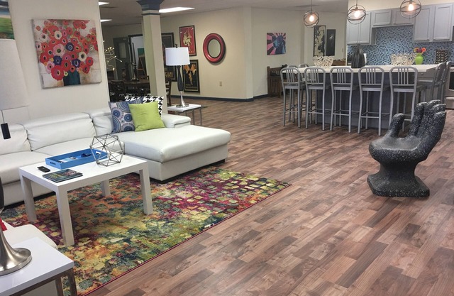 HUGE 5000 sqft condo - 2 blocks Beale, 10 beds 2king & 8queen, 3 bath, prkng lot