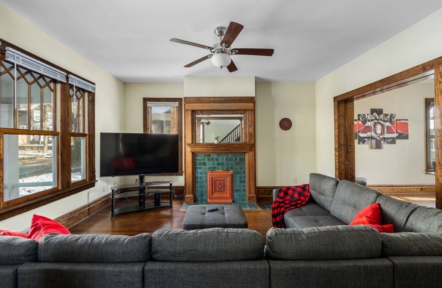 HUGE 7 Bedroom, 4 Bathroom Sleeps 14+
