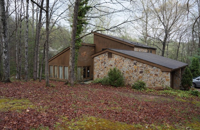 Huge comfortable Creekside Home with Pool Close to Everything, renovated
