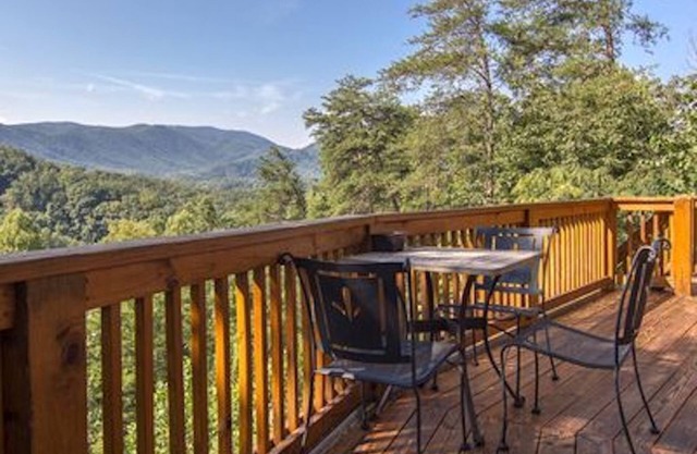 Huge Decks with A+ Views-Hot Tub-Firepl-King Beds-WiFi-Only 2 Miles from Parkway