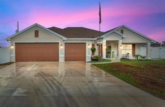 HUGE FALL DISCOUNTS! 5 Bdr, 3 bath. 7 Min to Beach, Sleeps 11, Private Pool!