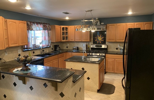 HUGE Family/Team/Group Luxury Home, Pets & Wheelchair Friendly, Sleeps 13-18