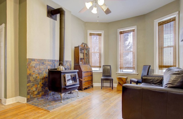 Huge Fun Victorian near Downtown KC with off Street Parking x4
