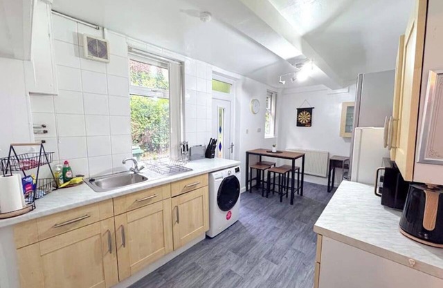 Huge Home Perfect for Working Away /large Roomsn