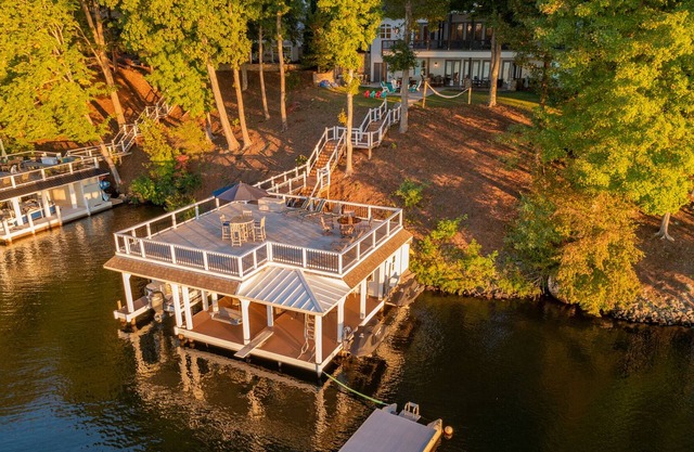 Huge House /Huge Water! Big Sunroom, movie rm, 2level boathouse, outdoor kitch