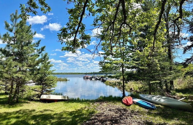 Huge Lakefront 3bd + Loft + 2 Kitchen Cabin on Recreational Bay Lake- Game Room