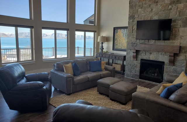 Huge Luxury Home-Stunning Views; Sleeps 42+, Parking, Club House-Pool/Activities