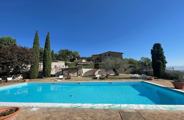Huge manor close to Spoleto - With large pool, expansive grounds