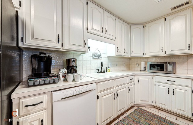 Huge Open Floor Plan 5 Bedroom/3 full bath Home 4.5 miles from U of A