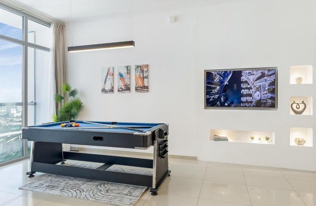 Huge Penthouse in Marina w Pool Table & Air Hockey