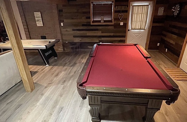 Huge Renovated 4 BDR House. Ski Hill. Pool Table. Game Room. Big open sunroom.